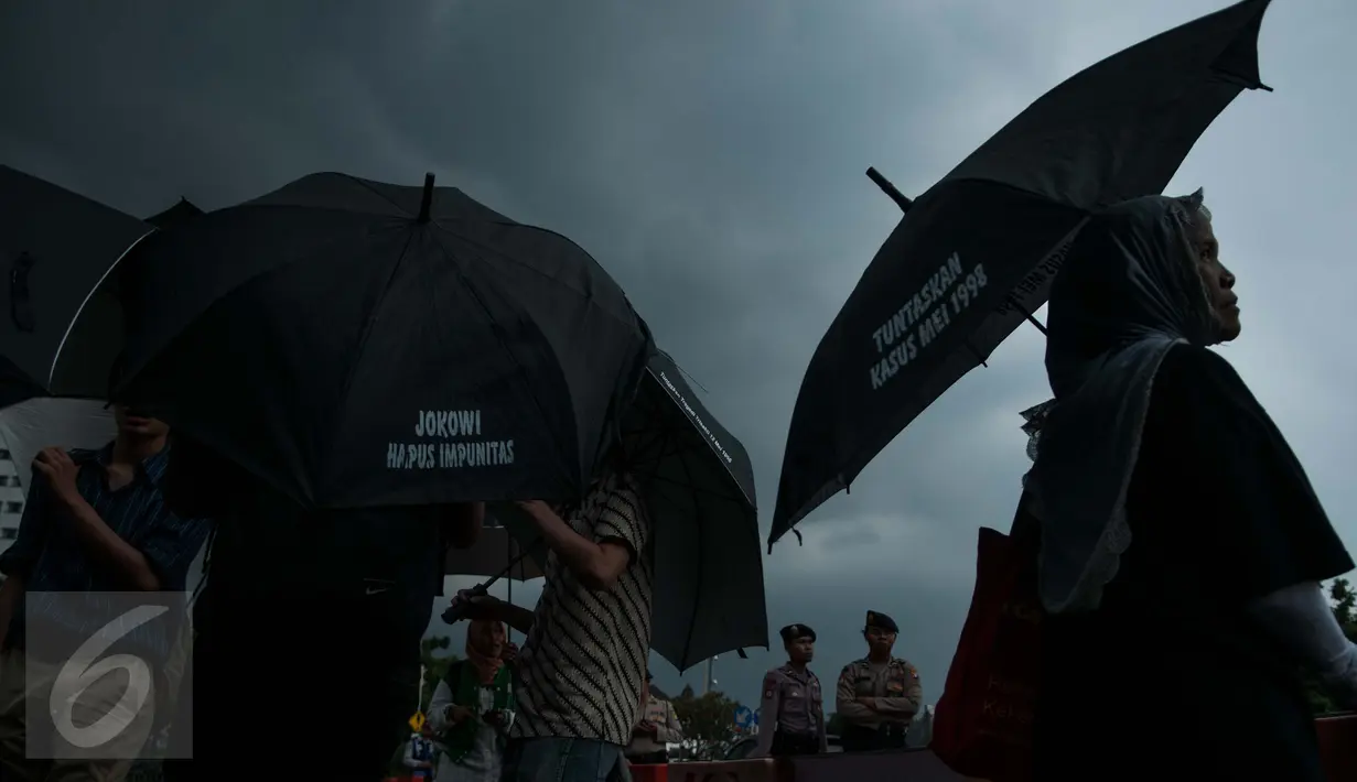 Aktivis Jaringan Solidaritas Korban untuk Keadilan menggelar aksi Kamisan di depan Istana Merdeka, Jakarta, Kamis (23/2). Mereka menuntut Presiden Jokowi untuk memastikan penegakan hukum atas kasus Munir terus dijalankan. (Liputan6.com/Gempur M Surya) 