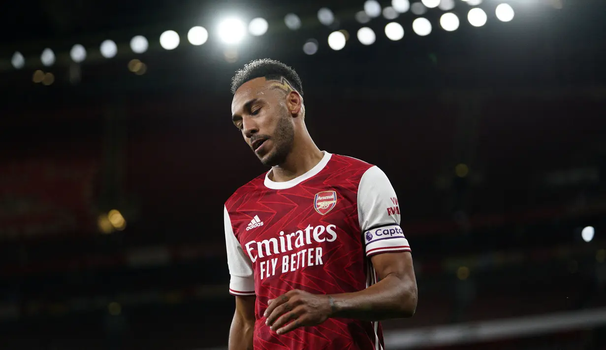 Pierre-Emerick Aubameyang mengalami penurunan nilai pasar sebesar 10 juta euro atau setara 161 miliar rupiah. Hal tersebut diduga akibat pencopotan ban kapten Arsenal dari dirinya karena alasan indisipliner. Faktor umur juga menjadi diduga menjadi penyebab utamanya. (AFP/Will Oliver)