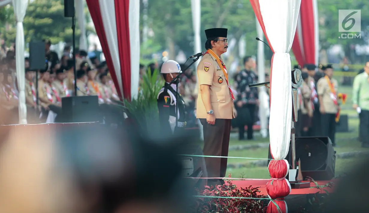 Ketua Kwartir Nasional Gerakan Pramuka Adhyaksa Dault  saat mendampingi Presiden Joko Widodo membuka Raimuna Nasional XI Gerakan Pramuka di Bumi Perkemahan Cibubur, Jakarta, Senin (13/8). (Liputan6.com/Faizal Fanani)