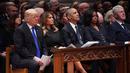 Presiden AS Donald Trump dan Melania Trump, mantan presiden Barack Obama dan Michelle Obama serta mantan presiden Bill Clinton dalam prosesi pemakaman kenegaraan George HW Bush di Katedral Nasional Washington, Rabu (5/12). (MANDEL NGAN/AFP)