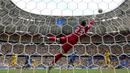 Kiper Timnas Ukraina, Andriy Lunin kebobolan gol pertama saat menghadapi Rumania tewat tendangan dari luar kotak penalti oleh Nicolae Stanciu pada laga Grup E Euro 2024 di Allianz Arena, Munchen, Jerman, Senin (17/6/2024). (AP Photo/Matthias Schrader)