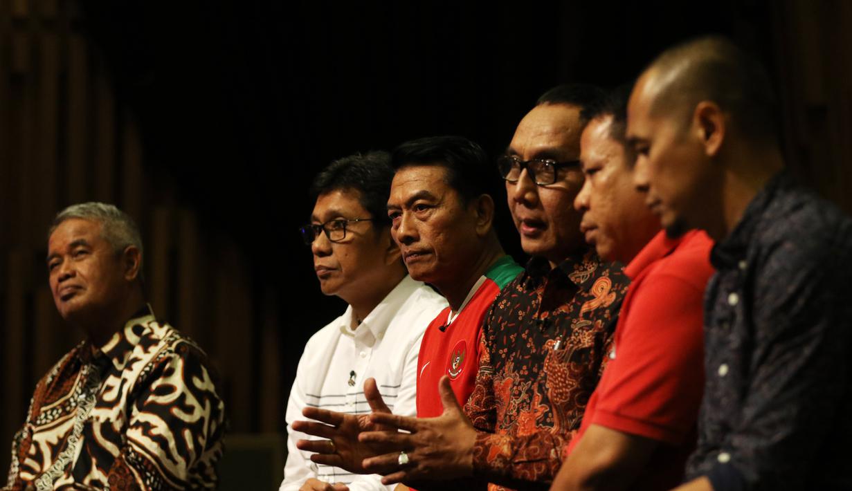 Ekspresi calon ketum PSSI pada acara debat di  SCTV Tower, Jakarta, Selasa (04/10/2016). (Bola.com/Nicklas Hanoatubun)