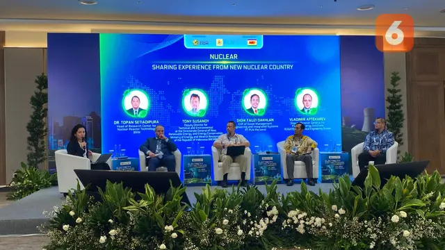 Wakil Direktur Jenderal Solusi Energi Terapung Rosatom Mechanical Engineering LLC Vladimir Aptekarev menjadi pembicara dalam acara Electricity Connect 2025 pada sesi Sharing Experience from New Nuclear Country pada Kamis (20/11/2025) di JICC, Jakarta.