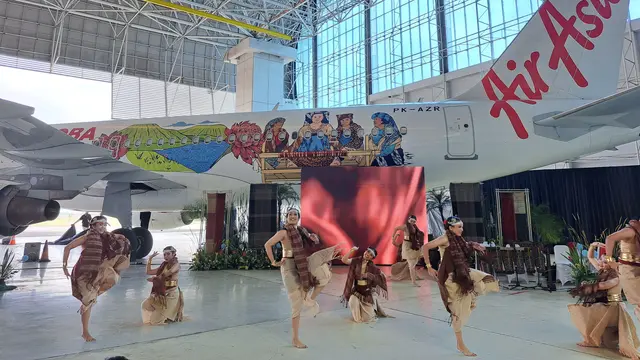 CEO AirAsia Indonesia Veranita Yosephine saat peluncuran livery bertemakan 'Lake Toba&Beyond', di GMF, Jumat (17/3/2023).