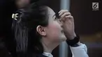 Terdakwa kasus narkoba Jennifer Dunn mengusap air matanya saat menjalani sidang lanjutan di PN Jakarta Selatan, Kamis (24/5). Sidang tersebut beragendakan mendengarkan JPU membacakan tuntutan terhadap Jennifer Dunn. (Liputan6.com/Faizal Fanani)