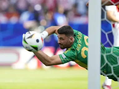 Duel dua tim favorit di Grup B yang menjadi grup neraka di Euro 2024, Timnas Spanyol kontra Kroasia dimenangkan Tim Matador dengan skor 3-0 dalam laga yang berlangsung di Olympiastadion, Berlin, Jeman, Sabtu (15/6/2024). Ketiga gol Spanyol semuanya dihasilkan pada babak pertama melalui Alvaro Morata (29'), Fabian Ruiz (32') dan Dani Carvajal pada masa injury time babak pertama. Kemenangan Spanyol tiga gol tanpa balas atas Kroasia juga ditandai dengan penampilan cemerlang kiper Unai Simon yang sempat menggagalkan satu eksekusi penalti dari Bruno Petkovic. (AP Photo/Ebrahim Noroozi)