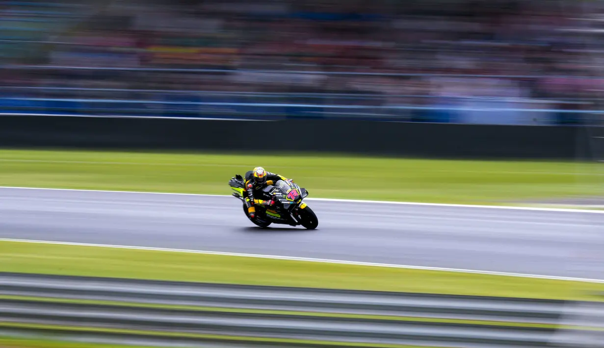 Pebalap Tim Mooney VR46, Marco Bezzecchi (kanan) memacu motornya saat MotoGP Argentina 2023 di Autódromo Termas de Río Hondo, Argentina, Senin (03/04/2023) dini hari WIB. (AP Photo/Natacha Pisarenko)