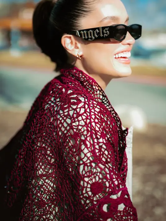 Semakin stunning dengan kacamata hitam. Rambutnya diikat ke belakang bergaya ponytail. [@armanfebryan]