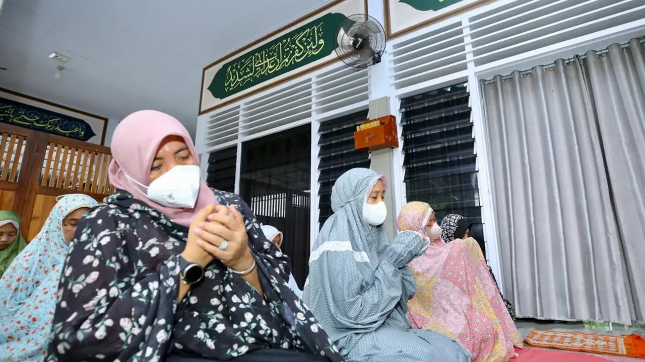 Bupati Ipuk Fiestiandani menggelar salat ghaib dan doa bersama untuknya di Masjid Babussalam, Pemkab Banyuwangi, Jumat (1/7)/Istimewa.