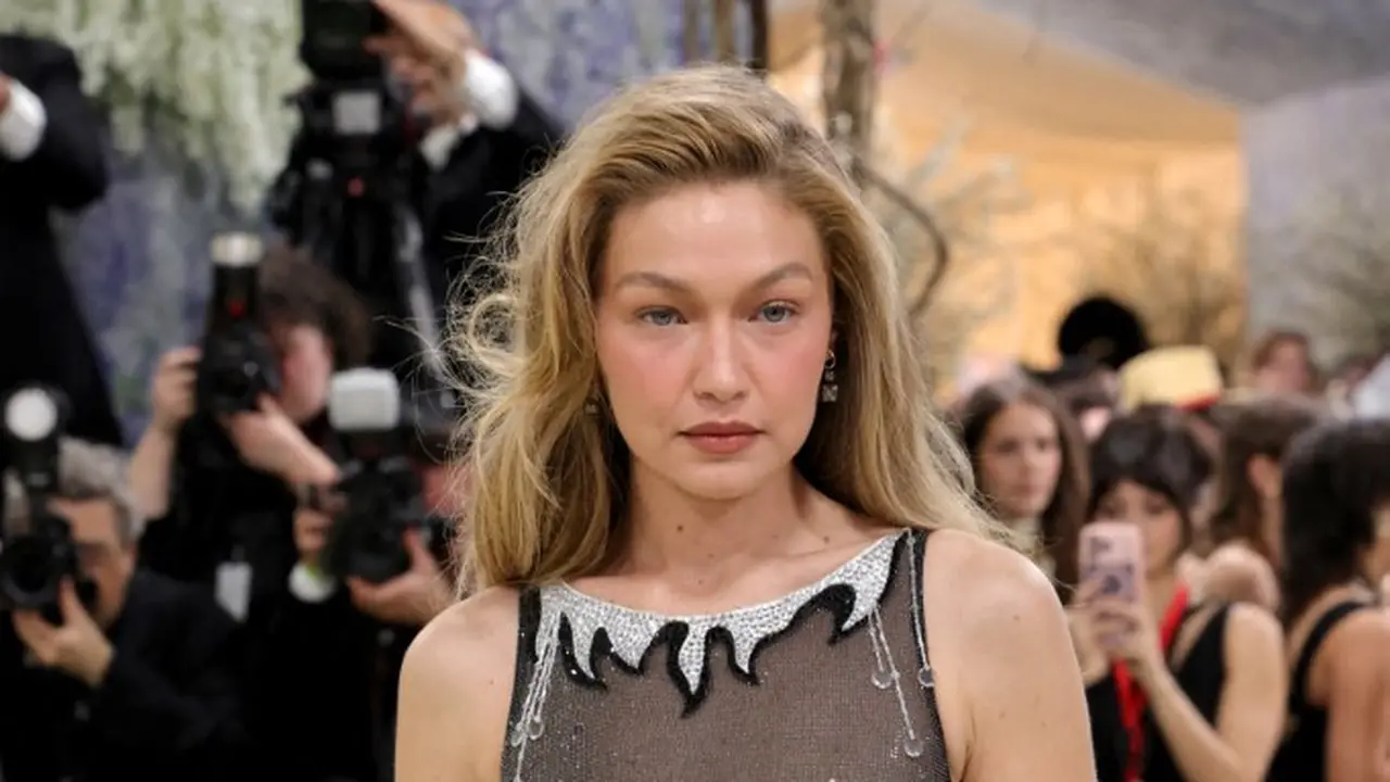 Gigi Hadid Tampil Glamor di Met Gala 2026 dengan gaun transparan. Photo by JULIAN HAMILTON / GETTY IMAGES NORTH AMERICA / GETTY IMAGES VIA AFP
