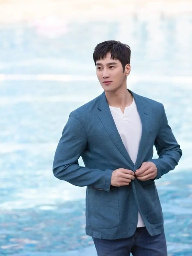 8 Pesona Maskulin Ahn Bo Hyun dengan Badan Tegap yang Sukses Pikat Jisoo BLACKPINK