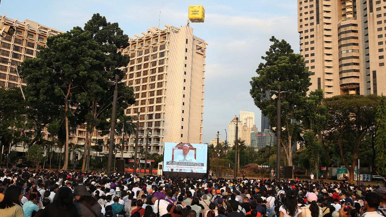 Umat Katolik mengikuti Misa Suci yang dipimpin Paus Fransiskus di area Parkir Timur Gelora Bung Karno (GBK), Senayan, Jakarta, Kamis (5/9/2024). Misa Suci bersama Paus Fransiskus disambut antusias umat Katolik di Indonesia. Foto: Liputan6.com/Angga Yuniar