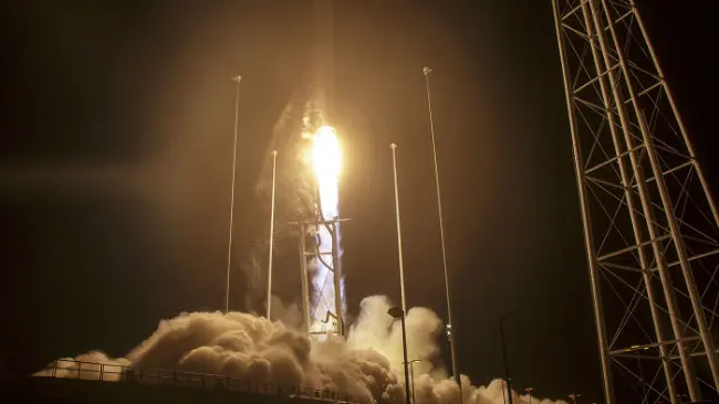	Ilustrasi peluncuran wahana angkasa menggunakan roket Orbital ATK. (Sumber NASA/Bill Ingalls)