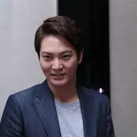 Fans memang sengaja menunggu untuk bisa menyambut langsung bintang Yong Pal ini. (Andy Masela/Bintang.com)