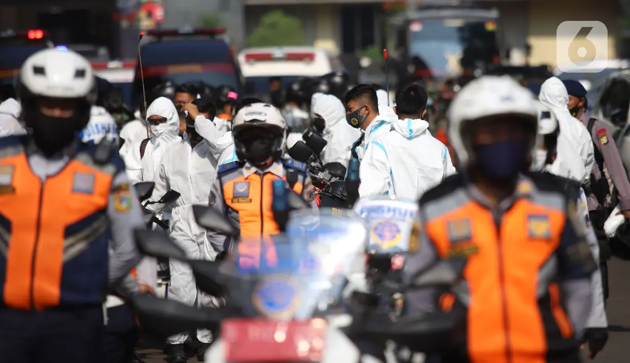Tim pemburu Covid-19 saat acara pelepasan di Polda Metro Jaya, Jakarta, Senin (7/6/2021). Pembentukan dan pelepasan tim pemburu Covid-19 guna membantu masyarakat serta daerah yang terdapat penyebaran dan peningkatan kasus Covid-19 usai libur lebaran di ibu kota DKI. (Liputan6.com/Herman Zakharia)