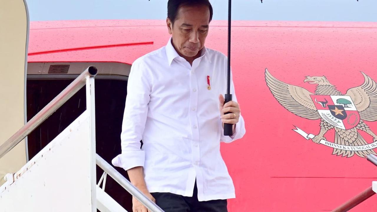 Jokowi Terbang ke NTT, Cek Gudang Bulog dan Bagi-Bagi Bantuan Pangan