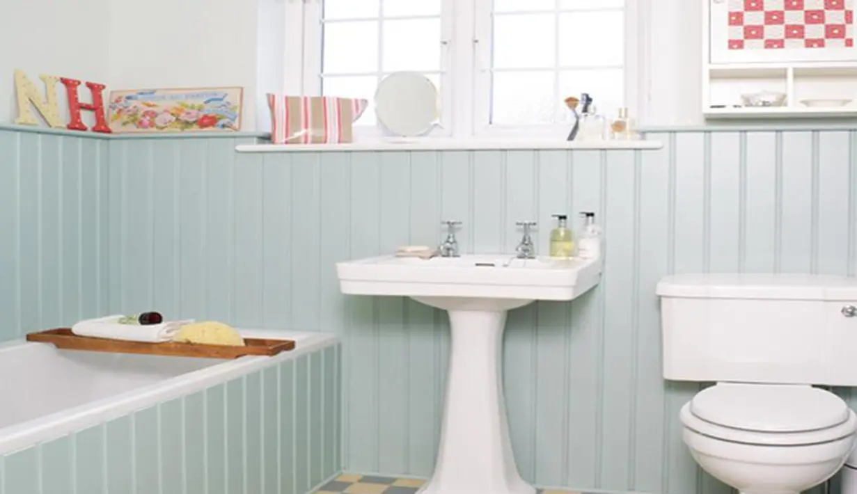 Ingin suasana mandi yang kasual? Aplikasi motif garis pada dinding dan laburi dengan warna pastel. Dekorasi ini membuat kamar mandi terasa cerah namun tetap santai. Foto: Pinterest