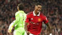 Pemain MU, Marcus Rashford, merayakan gol yang dicetaknya ke gawang Liverpool dalam lanjutan Liga Inggris 2022/2023 di Old Trafford, Selasa (23/8/2022) dini hari WIB. (AP Photo/Dave Thompson)
