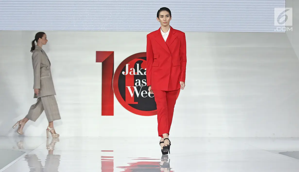 Model berjalan diatas catwalk membawakan rancangan Daily Mirror di Jakarta Fashion Week (JFW) 2018 di Senayan City, Jakarta, Selasa (25/10). Daily Mirror merupakan karya dari desainer Korea Selatan, Kim Ju Han. (Liputan6.com/Herman Zakharia)