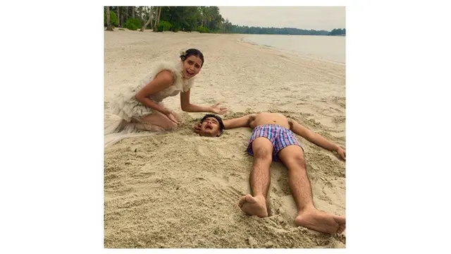 Aksi Nyeleneh Orang Saat Main Pasir Ini Bikin Geleng-geleng