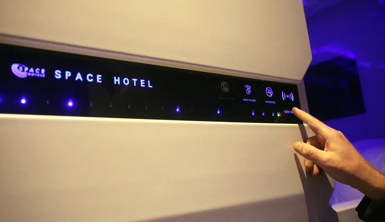 Manajer Smiljan Buzeti menunjukkan kamar kapsul sebelum pembukaan hotel kapsul pertama di Balkan, di Ljubljana, Slovenia, Selasa (9/4/2019). Hotel ini memiliki 10 kapsul di bekas ruangan telepon yang dilengkapi dengan TV dan brankas. (REUTERS/Srdjan Zivul