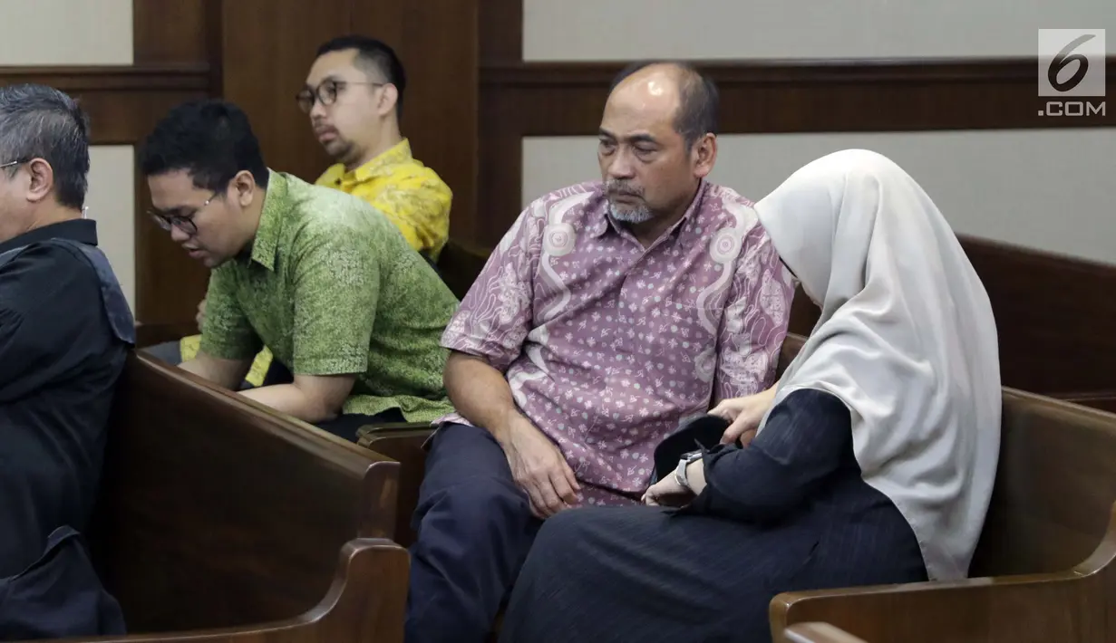 Terdakwa kasus suap dana hibah Kemenpora pada KONI yang juga Deputi IV Kemenpora Mulyana (kedua kanan) usai sidang pembacaan pledoi di Pengadilan Tipikor, Jakarta, Kamis (29/8/2019). Sebelumnya, JPU KPK menuntut Mulyana dengan hukuman 7 tahun dan denda Rp200 juta. (Liputan6.com/Helmi Fithriansyah)