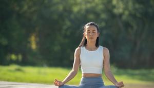 Melakukan meditasi atau hal lainnya sebagai media perawatan diri yang menenangkan dan menyenangkan bisa jadi cara bagi kamu mengelola stres. (Foto dok: Freepik/jcomp).