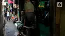 Warga saat berada di sekitar kediamannya, kawasan permukiman padat penduduk, Tambora, Jakarta, Kamis (22/5/2025). (Liputan6.com/Herman Zakharia)