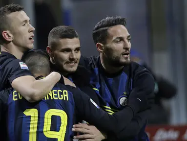 Pemain Inter Milan, Ivan Perisic (kiri) merayakan golnya ke gawang Chievo bersama rekan-rekannya pada lanjutan Serie A di San Siro stadium, Milan, (14/1/2017). Inter menang 3-1. (AP/Luca Bruno)