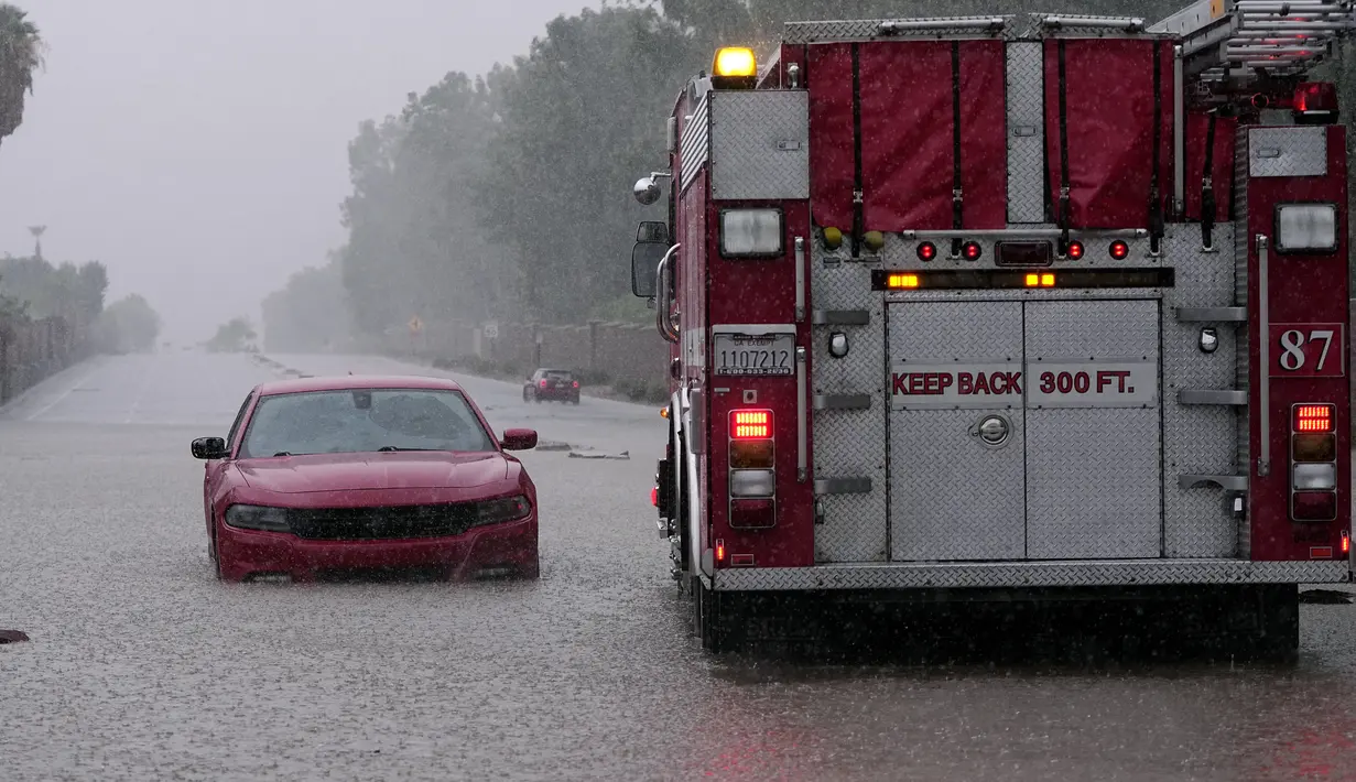 Badai Hilary membawa potensi banjir bandang, tanah longsor, tornado terisolasi, angin kencang dan pemadaman listrik.(AP Photo/Mark J. Terrill)