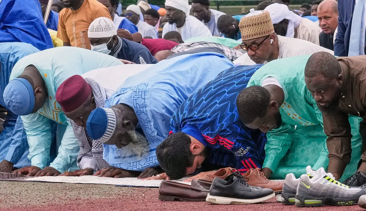 Pria 34 tahun tersebut tampak khusuk saat melakukan ibadah bersama para jamaah lain. (AP Photo/Richard Drew)
