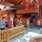 Ibadah Waisak di Tempat Ibadah Tri Dharma (TITD) Kwan Sing Bio Tuban. (Adirin/Liputan6.com)