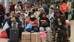 Calon penumpang menunggu pemberangkatan di Stasiun Pasar Senen, Jakarta, Rabu (29/5/2019). H-7 Lebaran, Stasiun Pasar Senen mulai dipadati penumpang yang ingin mudik ke kampung halaman masing-masing. (merdeka.com/Imam Buhori)