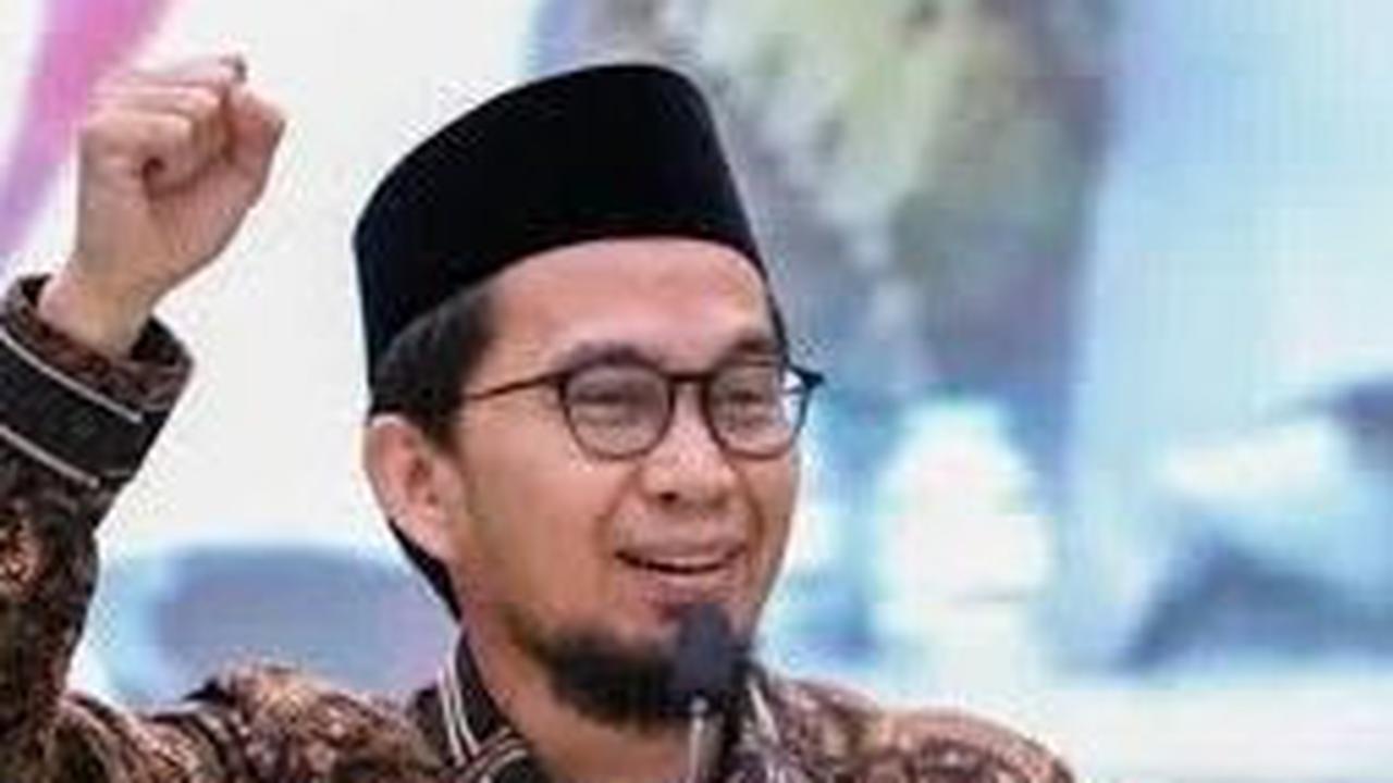 Ustaz Adi Hidayat juga memiliki pusat kajian Islam bernama Quantum Akhyar Institute yang didirikan pada tahun 2013.