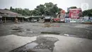 Suasana terminal Pondok Pinang, Jakarta, yang tampak tutup dan sepi pada Kamis (6/5/2021). Pelayanan terminal Pondok Pinang mati suri seiring telah diberlakukan larangan mudik Lebaran mulai hari ini, 6 hingga 17 Mei 2021. (Liputan6.com/Faizal Fanani)