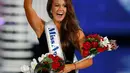 Miss North Dakota 2017, Cara Mund melambaikan tangan ke penonton seusai dinobatkan sebagai Miss America 2018 dalam ajang kecantikan yang digelar di Boardwalk Hall Arena di Atlantic City, New Jersey (10/9). (AP Photo/ Noah K. Murray)
