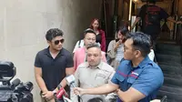 Selebgram Bima Prawira usai memenuhi panggilan polisi terkait pemeriksaan perdana sebagai tersangka kasus industri film porno lokal di Ditreskrimsus Polda Metro Jaya pada Senin (15/1/2024). (Liputan6.com/Ady Anugrahadi)