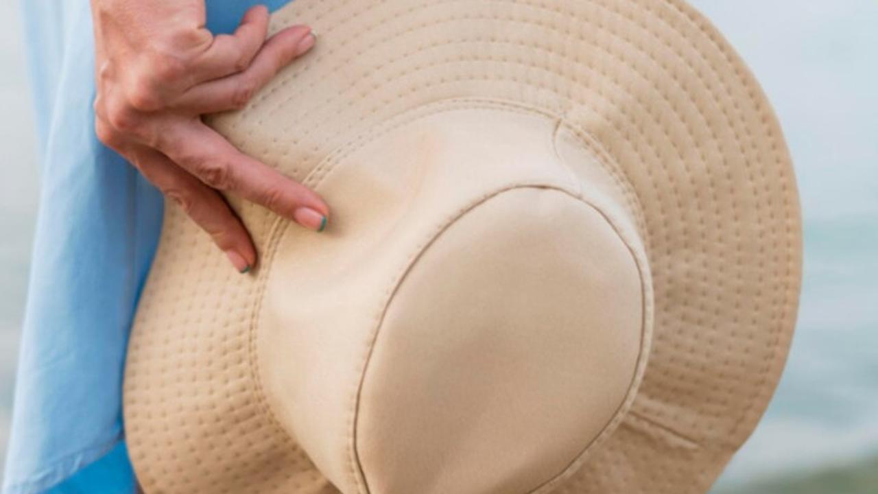 memakai topi untuk melindungi dari paparan sinar matahari