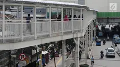 Penampakan jembatan penyeberangan multiguna (JPM) atau Skybridge Tanah Abang, Jakarta, Kamis (7/2). Mulai 7 Februari 2019, pejalan kaki dilarang melewati Jalan Jatibaru yang berada di bawah Skybridge Tanah Abang. (Liputan6.com/Herman Zakharia)