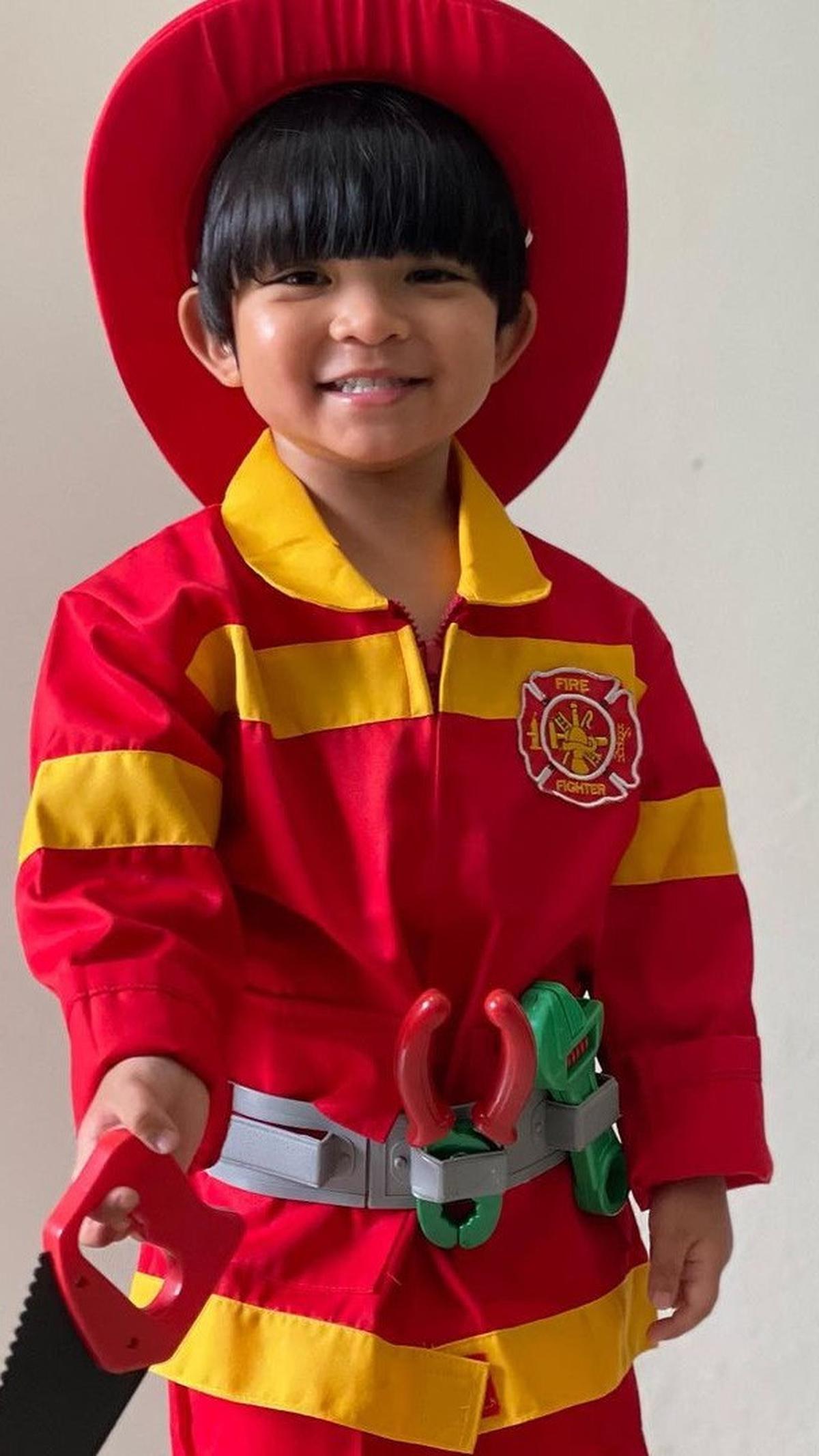Ini potret Farrel Rafisqy saat <i>cosplay </i>jadi petugas Damkar. Ia tampak lucu mengenakan baju Damkar warna merah.