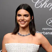 Seorang selebriti papan atas tentu akan bahagia bila jatuh cinta. Tak terkecuali Kendall Jenner. (In Touch Weekly)