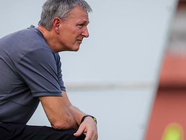 Konsultan pelatih Timnas Indonesia U-17, Frank Wormuth saat memantau latihan resmi Timnas Indonesia U-17 jelang laga penentu Grup A Piala Dunia U-17 2023 melawan Timnas Maroko U-17 yang berlangsung di Stadion Gelora 10 November, Tambaksari, Surabaya, Rabu (15/11/2023). (Bola.com/Bagaskara Lazuardi)