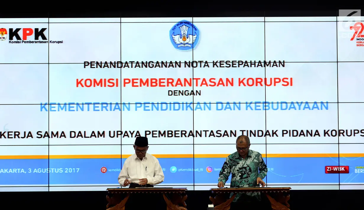 Mendikbud Muhadjir Effendy dan Ketua KPK Agus Rahardjo menandatangani Nota Kesepahaman (MoU) antara KPK dengan Kementerian Pendidikan di Jakarta, Kamis (3/8). Ini merupakan kerjasama pemberantasan korupsi di bidang pendidikan. (Liputan6.com/Johan Tallo)