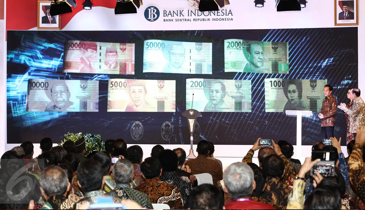 Presiden Jokowi didampingi Menkeu Sri Mulyani dan Gubernur BI Agus Martowardojo meresmikan pengeluaran dan pengedaran uang rupiah tahun emisi 2016 yang menampilkan sejumlah tokoh pahlawan nasional di Jakarta, Senin (19/12). (Liputan6.com/Faizal Fanani)