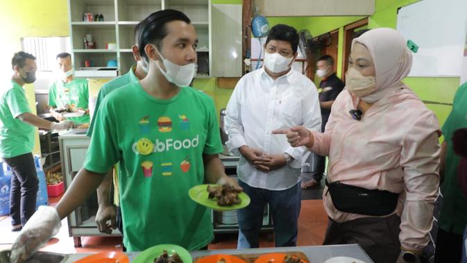 Menaker Ida Sambangi Pekerja Penerima BSU di Bandung - Vimarsana News