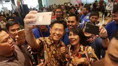 Sejumlah penjual property berebut swafoto dengan Chairman Lippo Group, James Riady saat grand launching Meikarta di Cikarang, Jawa Barat, Kamis (17/08). Chairman Lippo Group tersebut juga melayani swafoto calon konsumen. (Liputan6.com/Fery Pradolo)