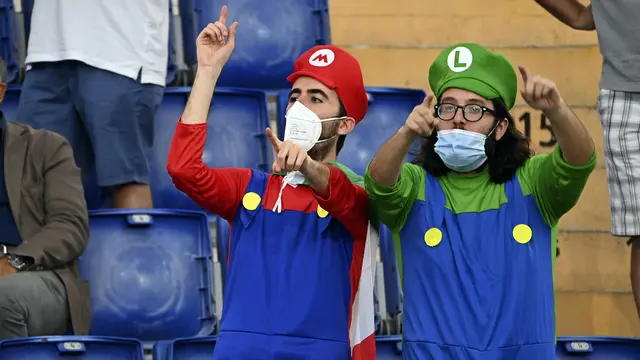 Gaya Unik Suporter di Laga Italia vs Swiss