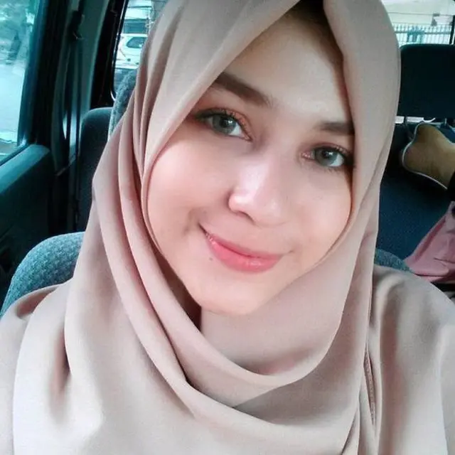 6 Potret Mona Rizqia, Putri Kadir Srimulat yang Berparas Khas Timur Tengah