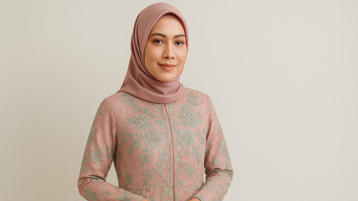 10 Model Gamis Brokat Belah Depan Paling Trendi 2025 dengan Detail Cantik