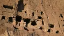 Gua-gua dekat situs patung Buddha raksasa yang dihancurkan oleh Taliban pada 2001 di Provinsi Bamiyan, Afghanistan, 9 Januari 2021. Tinggi patung Buddha Bamiyan mencapai masing-masing 115 kaki dan 174 kaki. (WAKIL KOHSAR/AFP)